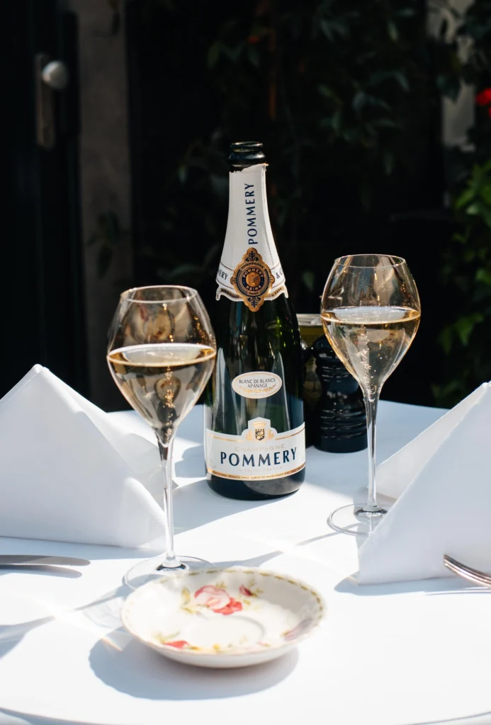 Genieten van een gekoeld glas Pommery op het zonnige terras van Brasserie Bellevue, de perfecte plek voor wijn drinken en een luxe borrel in Eindhoven.