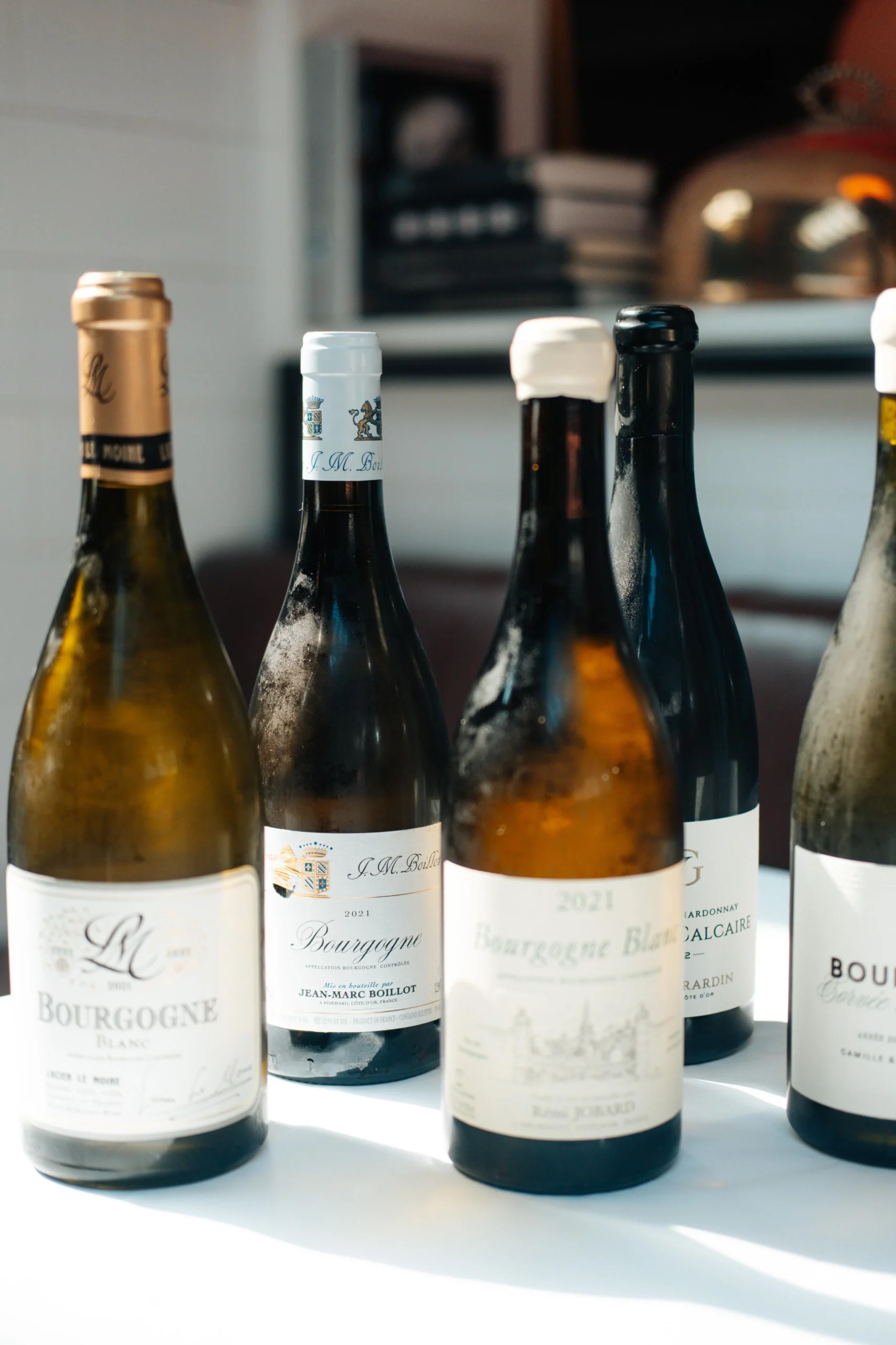 Een prachtige selectie witte en rode Bourgogne wijnen bij Brasserie Bellevue, van verfijnde Chardonnay tot elegante Pinot Noir op onze uitgebreide Franse wijnkaart in Eindhoven.