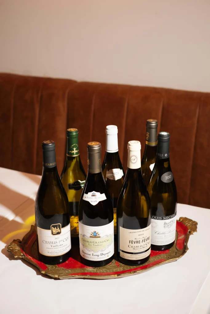 Een exclusieve selectie topwijnen op de wijnkaart van Brasserie Bellevue, met onder andere Chablis Grand Cru en 1er Cru van gerenommeerde huizen zoals Albert Bichot, perfect voor liefhebbers van Franse wijn in Eindhoven.
