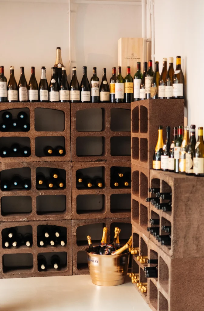 De uitgebreide wijnvoorraad van Brasserie Bellevue Eindhoven, met prestigieuze huizen als Louis Roederer en Pommery Champagne, onderdeel van onze bekroonde Franse wijnkaart.